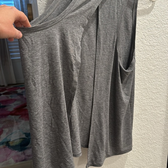 GAP BODY Breathe Gray Flowy Workout Top with Open Tie Back - Picture 4 of 5